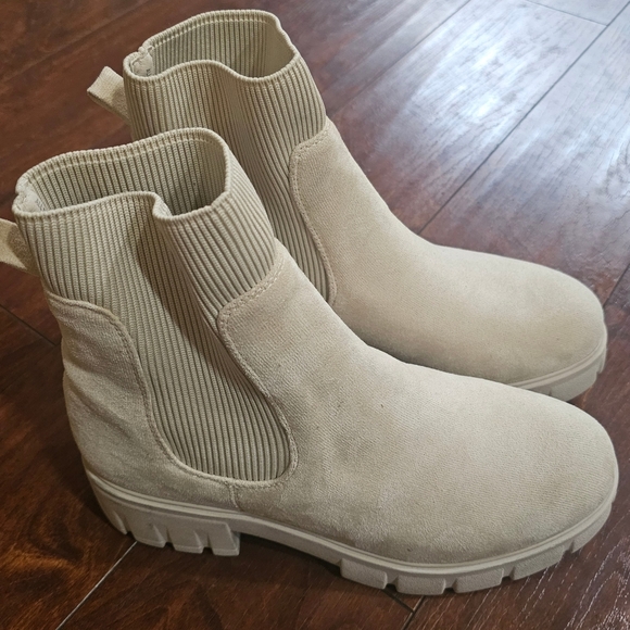 Cushionaire Cream Lug Ankle Boots, Size 10W - Picture 3 of 5